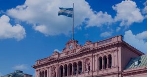 Nuestras Banderas neutralidad institucional y unidad cívica en los edificios del Estado