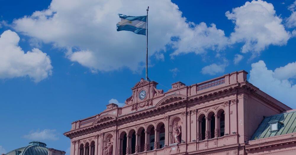 Nuestras Banderas neutralidad institucional y unidad cívica en los edificios del Estado